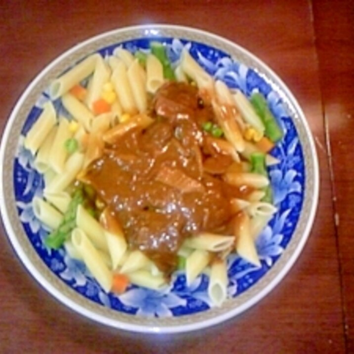 ちょい足しでカラフル☆レトルトカレーパスタ